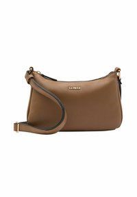 Sac à main en cuir marron avec une texture granuleuse, doté d'une bandoulière amovible et d'un logo doré à l'avant.