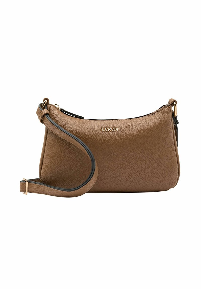 Sac à main en cuir marron avec une texture granuleuse, doté d'une bandoulière amovible et d'un logo doré à l'avant.