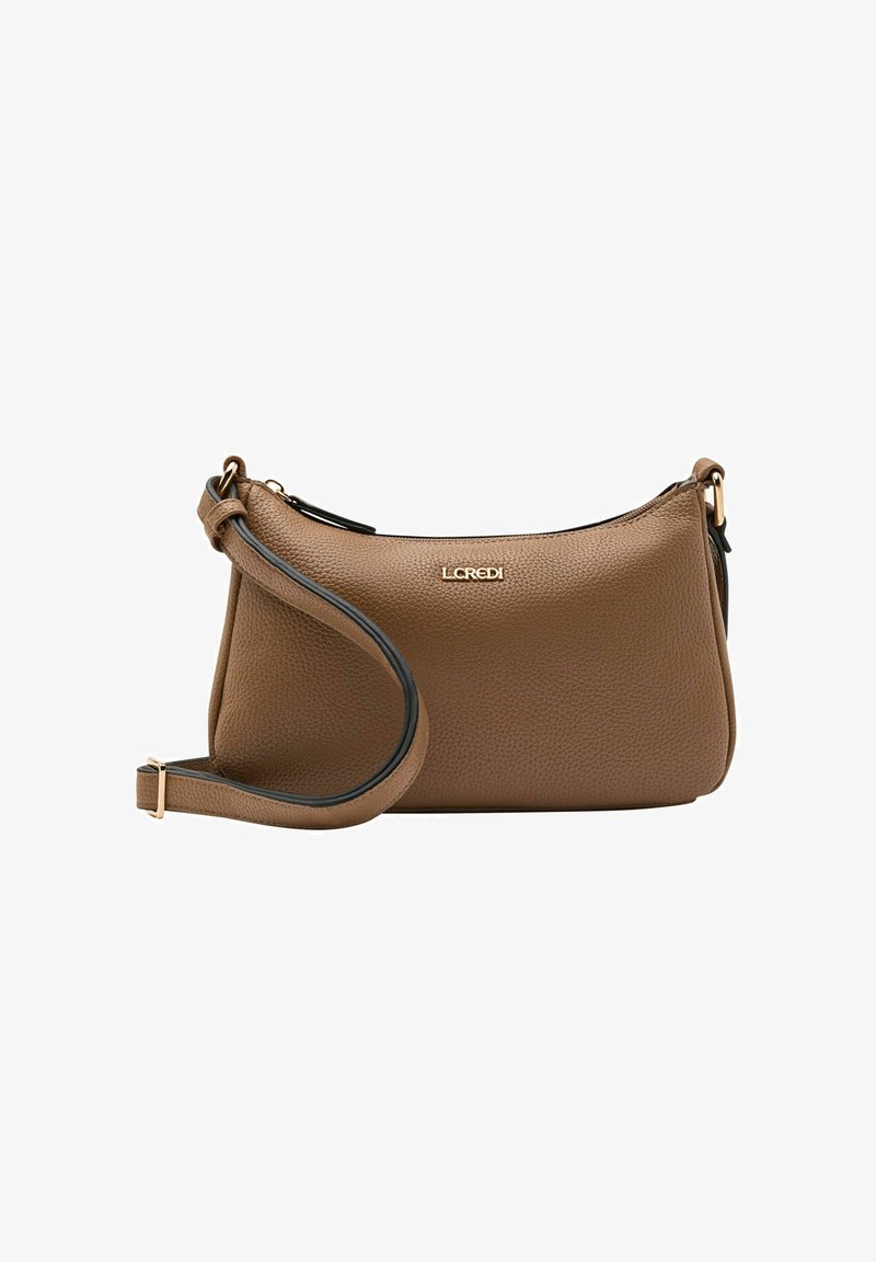 Sac à main en cuir marron avec une texture granuleuse, doté d'une bandoulière amovible et d'un logo doré à l'avant.