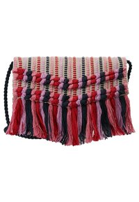 Borsa clutch intrecciata in rosso, rosa e viola con dettagli neri; presenta frange decorative e una tracolla intrecciata per il trasporto.
