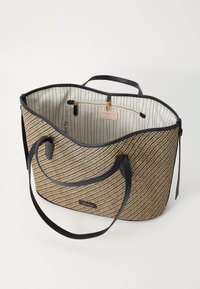 Grande borsa tote con un esterno a strisce intrecciate marroni e nere, manici in pelle nera e un interno a strisce che presenta una tasca con zip.