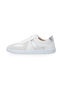 Weiße Sneaker aus Leder und Wildleder, mit silbernen Akzenten und einer strukturierten weißen Gummisohle. Schnürdesign mit runder Zehenpartie.