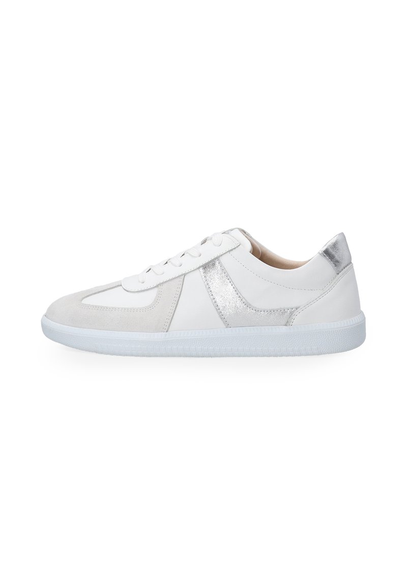 Weiße Sneaker aus Leder und Wildleder, mit silbernen Akzenten und einer strukturierten weißen Gummisohle. Schnürdesign mit runder Zehenpartie.