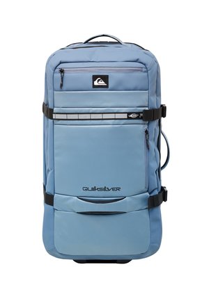Sac à dos bleu Quiksilver avec extérieur rembourré, bretelles réglables, poches zippées à l'avant, détail du logo et tissu durable. Présente une forme rectangulaire élégante.