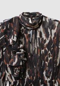 Abito multicolore con motivo leopardo, caratterizzato da una manica sinistra con volant, scollo a goccia e tessuto leggero e trasparente.