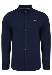 Camisa azul marino de manga larga con cuello abotonado, que presenta un logo sutil en el pecho y cierres clásicos con botones en la parte delantera.