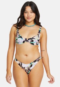 Set bikini floreale colorato con sfondo nero, coppe strutturate, spalline larghe e slip a vita bassa abbinati con un motivo tropicale.