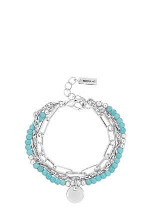 Zilveren armband met meerdere kettingen, turkooizen kralen, een ronde zilveren hanger en een klein label met de gravure "YOKOAMii" op de verlengstuk van het slot.