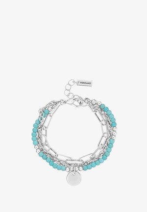 Strieborný náramok s viacerými retiazkami s tyrkysovými korálkami, okrúhlym strieborným príveskom a malou značkou s vyrytým nápisom "YOKOAMii" na predĺžení zapínania.