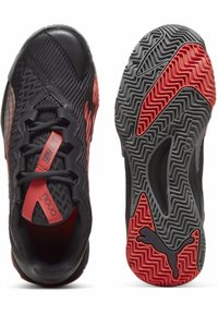 Zapatillas deportivas negras que cuentan con una parte superior de malla texturizada, acentos rojos en contraste y una suela de goma con patrón para una mejor tracción.