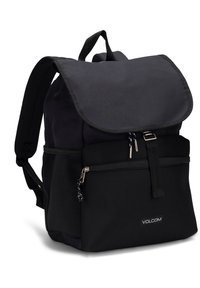 Sac à dos en tissu noir durable avec un rabat pliable, une poche frontale zippée, des bretelles réglables et un patch logo sur le bas à l'avant.