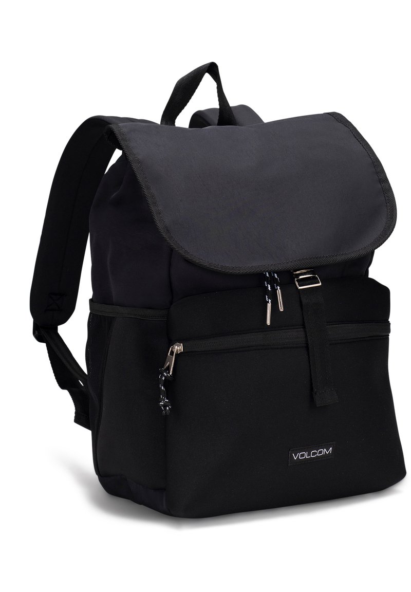 Sac à dos en tissu noir durable avec un rabat pliable, une poche frontale zippée, des bretelles réglables et un patch logo sur le bas à l'avant.