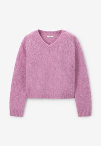 Pull en tricot rose avec un col en V, des manches longues et un design court. Présente une finition texturée et un ourlet côtelé.