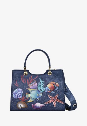 Marineblauwe handtas met gouden hardware, met een gedetailleerd ontwerp van kleurrijk zeedieren en schelpen. Inclusief een schouderriem.