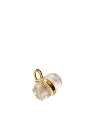 Colgante de cristal de cuarzo transparente envuelto en una banda metálica dorada con un lazo dorado para sujetar a un collar.