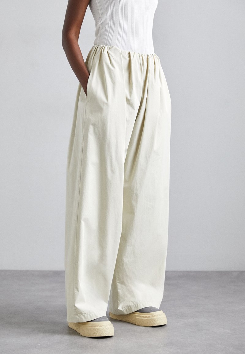 MM6 Maison Margiela - PANTS - Trousers - chalk, Enlarge