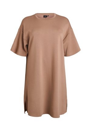 Hnědé oversized tričkové šaty vyrobené z měkké látky, s krátkými rukávy, kulatým výstřihem a bočními rozparky pro snadný pohyb.