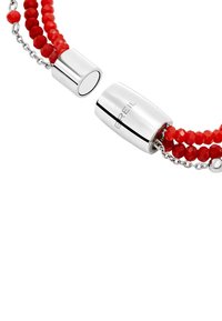 Bracciale rosso con perline sfaccettate, hardware in argento e due chiusure cilindriche, una delle quali incisa con il nome del brand "Brei."