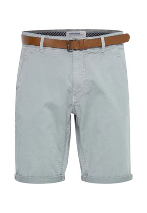 Világosszürke pamut shorts, barna bőr övvel, felgombolt szegéllyel, két elülső zsebbel és cipzáras sliccel.