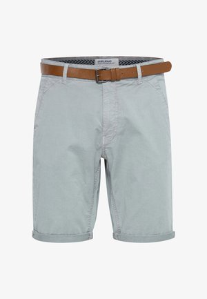 Világosszürke pamut shorts, barna bőr övvel, felgombolt szegéllyel, két elülső zsebbel és cipzáras sliccel.