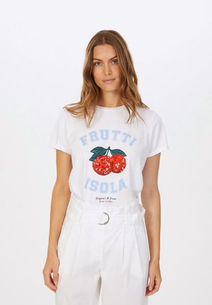 Weißes Baumwoll-T-Shirt mit einem roten Pailletten-Kirschmotiv und grünen Blättern sowie blauer Aufschrift "FRUTTI ISOLA". Kombiniert mit hochtaillierten weißen Hosen.