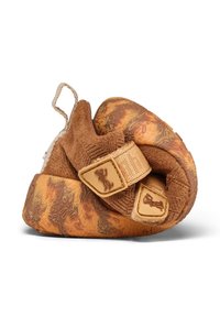 Zapato de bebé flexible en color marrón con suela texturizada y cintas de velcro que presentan logotipos de ositos de dibujos animados, mostrado doblado para resaltar su suavidad y flexibilidad.