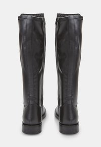 Stivali in pelle nera al ginocchio con texture liscia, dotati di chiusura con zip e dettagli di cucitura verticale lungo il gambale.