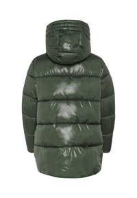 Zelena puffer jakna s sjajnom završnom obradom, s horizontalnim quiltanim sekcijama i kapuljačom, dizajnirana za toplinu i udobnost.