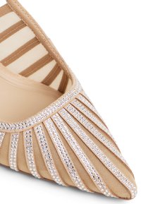 Zapato de tacón desnudado con puntera afilada, rayas verticales de lentejuelas plateadas y tela texturizada. Presenta un diseño de espalda abierta y un forro interior a rayas.