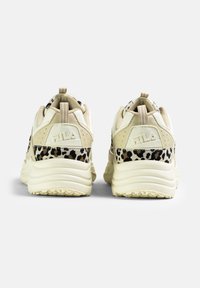 Sneaker color crema con un accento a stampa leopardata sul tallone, superfici testurizzate e colletto imbottito per il supporto. Logo visibile sul tallone.