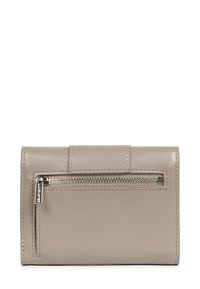 Portafoglio in pelle beige con tasca zip argentata visibile sul fronte, cuciture dettagliate e forma rettangolare compatta.