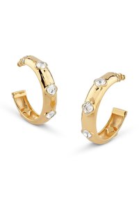 Goldene Creolen mit mehreren diamantähnlichen Akzenten, glatter, glänzender Textur und gebogenem Design, das Eleganz betont.