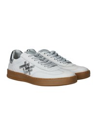 Witte leren sneakers met zilveren accenten, tekstuurlakken en een rubberen gum zool. Beschikt over een grafisch ontwerp aan de zijkant.