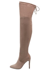 Bota de ante beige suave hasta el muslo con puntera puntiaguda y tacón stiletto alto; cuenta con parte superior ajustable con cordón para un mejor ajuste.