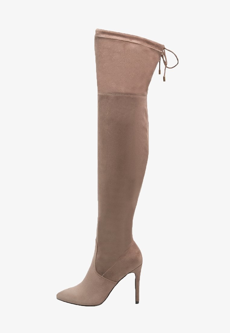 Bota de ante beige suave hasta el muslo con puntera puntiaguda y tacón stiletto alto; cuenta con parte superior ajustable con cordón para un mejor ajuste.
