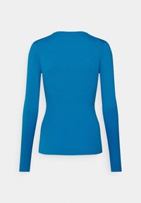 Pull en maille côtel ée bleu à manches longues vu de dos, avec un col rond et une silhouette ajustée.