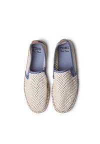 Béžové síťované slip-on boty s modrým látkovým lemem, se hnědou koženou akcentací a pletenou jutovou podrážkou. Název značky je viditelný uvnitř.