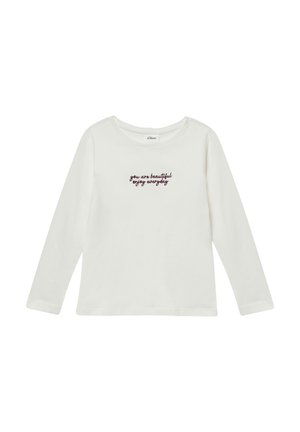 Witte blouse met lange mouwen en ronde halslijn, voorzien van geborduurde tekst "je bent mooi, geniet elke dag" in donkerrode schrift op de borst.