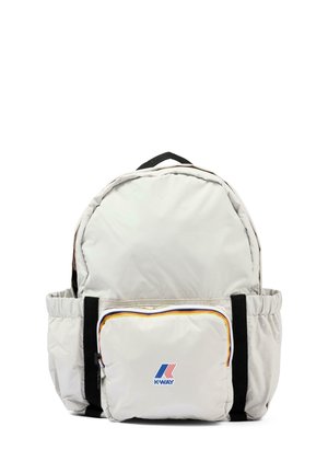 Mochila K-Way gris claro con bolsillo frontal con cremallera, correas negras, bolsillos laterales y ribete arcoíris en la cremallera del bolsillo frontal.