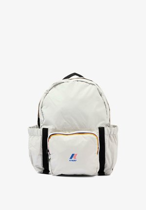 Zaino K-Way grigio chiaro con tasca frontale con zip, spallacci neri, tasche laterali e rifinitura arcobaleno sulla zip della tasca frontale.