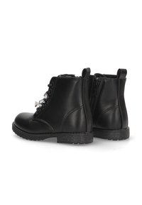Botas de tobillo de cuero negro con textura suave, cordones en la parte delantera, cremallera en el lateral y suela de goma con un sutil patrón de tracción.