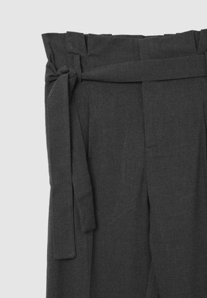 Pantaloni grigi scuri realizzati in tessuto liscio, con vita alta, tasche laterali e dettaglio della cintura da annodare in vita.