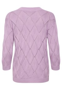 Ljuslila stickad tröja med ett diamantmönster och öppna maskor, rund halsringning och ärmar som slutar tre fjärdedelar av vägen.