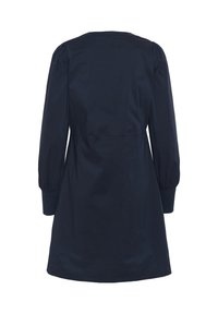 Navy modré šaty s dlhými rukávmi a zhromaždnými ramenami, širokými pruhovanými manžetami, zobrazené zozadu.