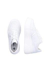 Sneakers bianche con tomaia in pelle liscia, dettagli perforati, lacci piatti e suola in gomma testurizzata, con un marchio discreto sul lato.