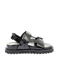 Sandali in pelle verniciata nera con cinturini regolabili, suola spessa e finitura lucida. Presenta due dettagli con fibbie per una vestibilità sicura.