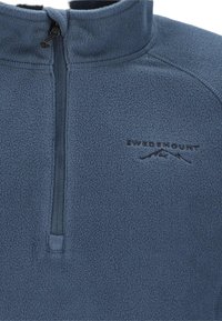 Pullover in pile di colore blu scuro con chiusura a zip a quarto. Presenta un logo in rilievo "SWEDENMOUNT" e una consistenza morbida.