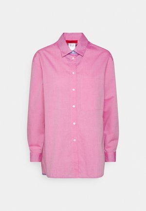 Roze blouse met lange mouwen, knopen aan de voorkant, een puntige kraag en een borstzakje, getoond op een witte achtergrond.