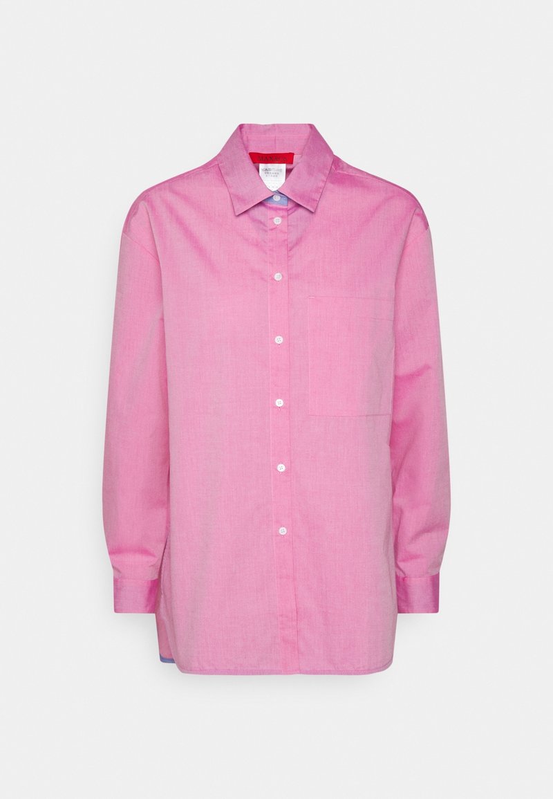 Chemise rose à manches longues avec boutons, col pointu et poche poitrine, présentée sur un fond blanc uni.