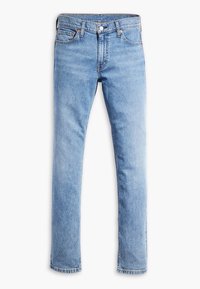 Jean en denim bleu clair coupe slim avec bouton et fermeture éclair à l'avant, passants de ceinture et design à cinq poches, posé à plat sur fond blanc.